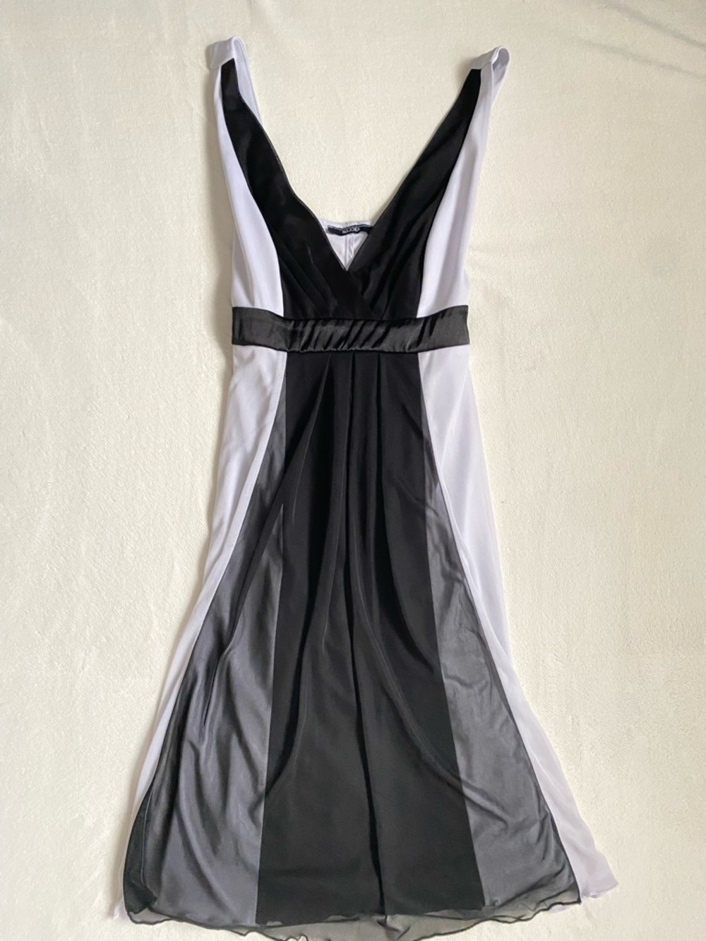 Y2K Black & White V-Neck Sleeveless Dress